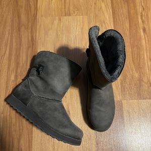 Sketchers Women’s 8 Grey Fuzzy Winter Boots
